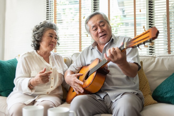 Elderly couple and a guitar